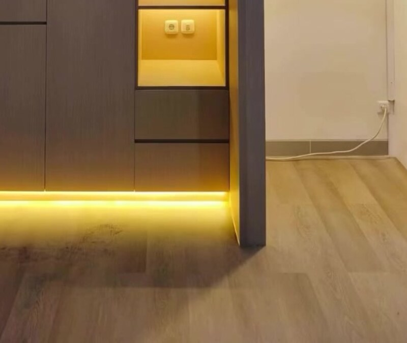 Lemari bawah tangga dengan lampu LED