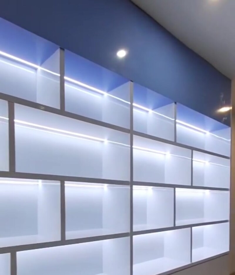 Rak dinding putih dengan lampu LED